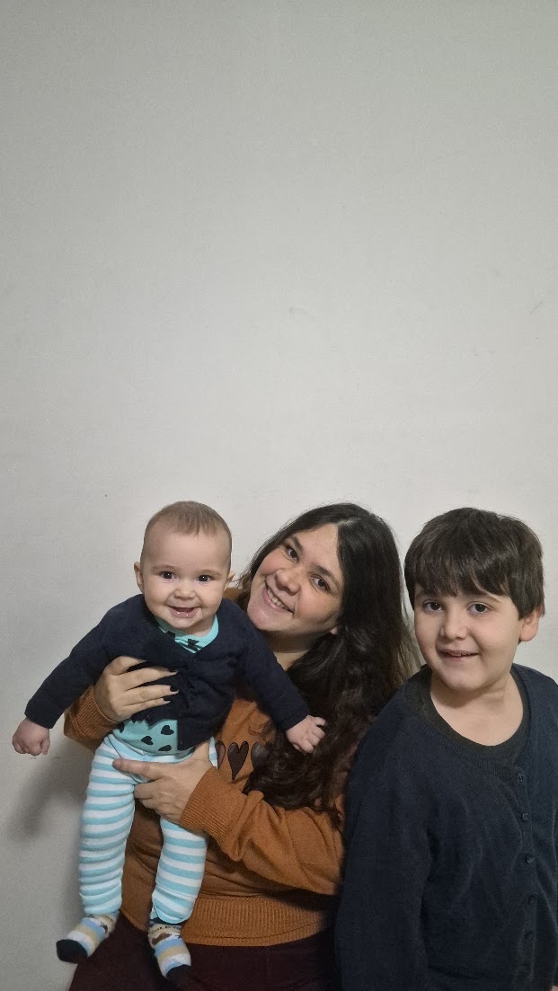 Foto de Tatiane Marquesani com seus dois filhos